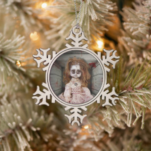 Adorno De Peltre Tipo Copo De Nieve La muñeca de porcelana embrujada vintage de Slippe