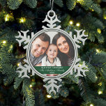 Adorno De Peltre Tipo Copo De Nieve La primera foto verde de la familia navideña<br><div class="desc">Elegante guión de nuestra primera foto de la familia navideña Ornamento verde de copo de nieve</div>