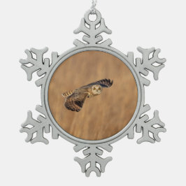 Adorno De Peltre Tipo Copo De Nieve Lechuza de orejas cortas en vuelo en los pastizale