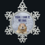 Adorno De Peltre Tipo Copo De Nieve Lo Vi El Día De La Coagulación<br><div class="desc">Cute groundhog sabe que está en problemas luego de ver su sombra en la mañana del día de Groundhog, pero le queda mucha actitud. ¿Su excusa? "Sí, lo vi. Lo malo." Podemos quedarnos atrapados con 6 semanas más de invierno, pero aún así tienes que reírte del pequeño. La primavera seguramente...</div>