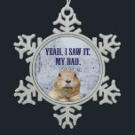 Adorno De Peltre Tipo Copo De Nieve Lo Vi El Día De La Coagulación<br><div class="desc">Cute groundhog sabe que está en problemas luego de ver su sombra en la mañana del día de Groundhog, pero le queda mucha actitud. ¿Su excusa? "Sí, lo vi. Lo malo." Podemos quedarnos atrapados con 6 semanas más de invierno, pero aún así tienes que reírte del pequeño. La primavera seguramente...</div>
