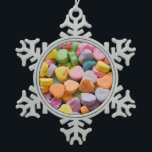 ADORNO DE PELTRE TIPO COPO DE NIEVE LOS CORAZONES CANDIOSOS DE VALENTINE<br><div class="desc">LOS CORAZONES CANDIOSOS DE VALENTINA CON DICHOS ROMÁNTICOS</div>