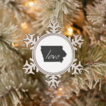 Adorno De Peltre Tipo Copo De Nieve Love Iowa Shaped Black Chalkboard<br><div class="desc">Con el esquema de silueta en forma de mapa del estado de Iowa lleno de un sólido fondo negro y la palabra amor escrita en letras fundas inferiores dentro, este estado ama el adorado adorno navideño temático es perfecto para cualquiera que ame Iowa y quiera compartirlo en su árbol esta...</div>