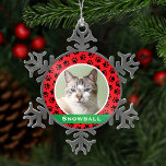 Adorno De Peltre Tipo Copo De Nieve Mascota Rojo Pinta Imprime foto personalizada de n<br><div class="desc">Este adorno festivo personalizado puede ser personalizado con una linda foto de su gato mascota (o perro) y su nombre. Incluye un color de fondo rojo con una franja monográfica verde y un patrón de impresión de pata negra. ¡Hace un regalo único para los amantes del gato o para celebrar...</div>