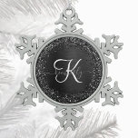 Adorno De Peltre Tipo Copo De Nieve Monograma de espuma de Purpurina negro personaliza<br><div class="desc">Personalice fácilmente este elegante diseño de ornamento con un purpurina brillante negro de bonito sobre un fondo metálico negro cepillado.</div>