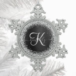 Adorno De Peltre Tipo Copo De Nieve Monograma de espuma negra Purpurina plateado perso<br><div class="desc">Personaliza fácilmente este elegante diseño de adorno de navidad de moda con purpurina brillante de plata de bonito sobre fondo metálico cepillado negro.</div>