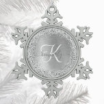 Adorno De Peltre Tipo Copo De Nieve Monograma del Purpurina Metalizado cepillado de pl<br><div class="desc">Personalice fácilmente este diseño de moda de flancos de nieve enmarcado en el adorno navideño con un purpurina brillante de plata de bonito sobre un fondo metálico cepillado de plata.</div>
