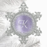 Adorno De Peltre Tipo Copo De Nieve Monograma del Purpurina plateado Metalizado cepill<br><div class="desc">Personalice fácilmente este diseño de moda de moda con copo de nieve enmarcado en diseño de adorno navideño con un purpurina brillante de bonito plateado sobre un fondo metálico morado.</div>