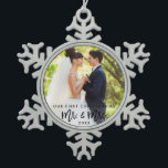 Adorno De Peltre Tipo Copo De Nieve Navidad Sr. y señora Wedding de la escritura del<br><div class="desc">Escritura moderna del cepillo nuestro primer navidad como Sr. y señora Wedding Photo Ornament</div>