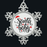 Adorno De Peltre Tipo Copo De Nieve Navidades de la Invitación de embarazo de Santa Ma<br><div class="desc">santa baby,  invitación de embarazo,  navidades gestantes,  bebé revelar navidad 2025,  diseño de pareja de vacaciones,  revelación festiva linda,  noticias graciosas sobre el bebé,  embarazo de navidades,  bebé de santa,  familia creciente</div>