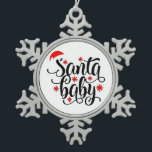 Adorno De Peltre Tipo Copo De Nieve Navidades de la Invitación de embarazo de Santa Ma<br><div class="desc">santa baby,  invitación de embarazo,  navidades gestantes,  bebé revelar navidad 2025,  diseño de pareja de vacaciones,  revelación festiva linda,  noticias graciosas sobre el bebé,  embarazo de navidades,  bebé de santa,  familia creciente</div>