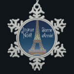 Adorno De Peltre Tipo Copo De Nieve Navidades de la Torre Eiffel<br><div class="desc">EIFFEL TOWER NAVIDADES Una fantástica Torre Eiffel con Feliz Navidad y Feliz Año Nuevo a la Francesa contra el cielo nocturno.</div>