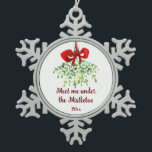 Adorno De Peltre Tipo Copo De Nieve Navidades De Mistletoe Cita Romántica Divertida<br><div class="desc">Reunión divertida romántica con Navidades de citas de Mistletoe</div>