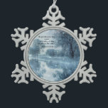 Adorno De Peltre Tipo Copo De Nieve Navidades de Psalms Verse Winter Wonderland Woodla<br><div class="desc">Árboles y estanque congelado en un prolífico invierno nevado,  bosques cubiertos de nieve suavemente brillante. Salmo 147:16 de la Biblia del Rey Jaime debajo: Da nieve como lana: esparce el helado como cenizas. Se puede personalizar el texto versso.</div>