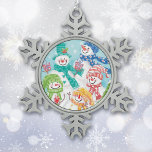 Adorno De Peltre Tipo Copo De Nieve Navidades retro felices de Snowman<br><div class="desc">Los cinco hombres de nieve brillantemente vestidos y sonrientes en este adorno festivo parecen bastante felices... ¿y por qué no? Se está acercando a los Navidades, ¡y el cielo está lleno de copas de nieve blancas! Esta deliciosa imagen retro es colorida, brillante y divertida. Los gorras y las bufandas azules,...</div>