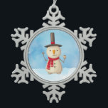 Adorno De Peltre Tipo Copo De Nieve Navidades Típicos Snowman Ondeando Y Sonriendo<br><div class="desc">Ornamento de timbre con un lindo ilustracion de hombre de nieve. Lleva puesto un gorra negro de estocador, sujeta una clásica tubería de mazorca de maíz, y lleva una bufanda roja. Parado en la fría nieve blanca sonriendo y saludando. El fondo está compuesto por un cielo acuarela con colores azul...</div>