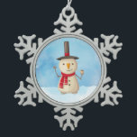 Adorno De Peltre Tipo Copo De Nieve Navidades Típicos Snowman Ondeando Y Sonriendo<br><div class="desc">Ornamento de timbre con un lindo ilustracion de hombre de nieve. Lleva puesto un gorra negro de estocador, sujeta una clásica tubería de mazorca de maíz, y lleva una bufanda roja. Parado en la fría nieve blanca sonriendo y saludando. El fondo está compuesto por un cielo acuarela con colores azul...</div>