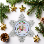 Adorno De Peltre Tipo Copo De Nieve Niños del Vintage Día de la Nieve Rosa Navidades a<br><div class="desc">Celebre la diversión de invierno con este adorno de copas de nieve que incluye niños de estilo vintage que construyen muñecos de nieve en un pueblo nevado. Vestida de rosa y rojo, la escena lúdica capta el alegre espíritu de un clásico día de Navidades al aire libre. Perfecto para una...</div>