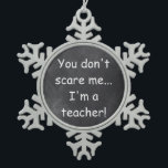 Adorno De Peltre Tipo Copo De Nieve No asusten al profesor Chalkboard Diseño Idea de R<br><div class="desc">No asusten al profesor Chalkboard Diseño docente regalo Idea Ornamento de árbol de Navidad</div>
