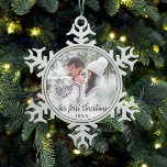 Adorno De Peltre Tipo Copo De Nieve Nuestra primera foto de la pareja de Navidad<br><div class="desc">Nuestra primera pareja de Navidad. Foto: Ornamento de copos de nieve</div>