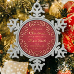 Adorno De Peltre Tipo Copo De Nieve Nuestra primera Navidad en nuestro nuevo hogar Fau<br><div class="desc">Primera Navidad en la calle<add name="" of="" your="" street="">en una tipografía clásica y simple de escritura serif y cursiva sobre un fondo rojo con curvas falsas de oro ornamentadas.</add></div>