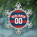 Adorno De Peltre Tipo Copo De Nieve Número de nombres de franjas de rugby azul y rojo<br><div class="desc">Un patrón deportivo personalizado y masculino para los chicos y chicos de tu familia. Este diseño deportivo es perfecto para cualquier atleta que juegue fútbol o béisbol. Un diseño audaz y moderno con un área para texto personalizado o monograma. Si necesita ajustar la ilustración o cambiar el tipo de letra,...</div>