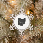 Adorno De Peltre Tipo Copo De Nieve Ohio Love Ohio Shaped Black Buckeye Chalkboard<br><div class="desc">Con el esquema de silueta de forma de mapa del estado de Ohio lleno de un sólido fondo negro y la palabra amor escrita en letras fundas inferiores dentro, este estado ama el adorado adorno navideño temático es perfecto para cualquiera que ame Ohio y quiera compartirlo en su árbol esta...</div>