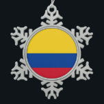 Adorno De Peltre Tipo Copo De Nieve Ornamento de copo de nieve con bandera de Colombia<br><div class="desc">Añada un toque de orgullo colombiano a sus decoraciones navideñas con este exquisito ornamento de copas de nieve con la bandera de Colombia! Diseñado con precisión y cuidado, este adorno es más que una decoración festiva; es una celebración de la herencia y cultura colombianas. El intrincado diseño muestra orgullosamente los...</div>