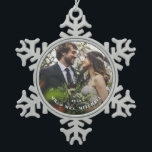 Adorno De Peltre Tipo Copo De Nieve Ornamento de copo de nieve con foto de boda person<br><div class="desc">Sencillo y bonito este adorno de tipografía minimalista "Navidades casados por primera vez" es fácil de personalizar con una foto,  año y apellido conjunto favoritos.</div>