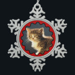 Adorno De Peltre Tipo Copo De Nieve Ornamento de copo de nieve con Wavy Red Border<br><div class="desc">Fun festividad mascota de fotos de ondulación roja ondulada o escalofríos. Simplemente suba tu foto de gato o perro para reemplazar esta plantilla de fotos de gatito.</div>