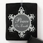 Adorno De Peltre Tipo Copo De Nieve Ornamento del copo de nieve de Chalkboard Peace on<br><div class="desc">El elegante ornamento de los copos de nieve de Peace On Earth está decorado con un color de pizarra.</div>