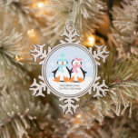 Adorno De Peltre Tipo Copo De Nieve Pareja de pingüinos recién casados Primera Navidad<br><div class="desc">Diseño de adornos de árboles de Navidad.</div>