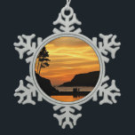 Adorno De Peltre Tipo Copo De Nieve Pareja y perro Vivid Beach Sunset Silhouettes<br><div class="desc">Una pareja de siluetas y su cachorro admirando una impresionante puesta de sol naranja y amarilla en California,  rodeada de árboles y arbustos de la costa.</div>