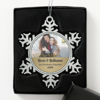 Adorno De Peltre Tipo Copo De Nieve Parejas Lesbianas Primer Navidad Foto de oro
