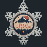 Adorno De Peltre Tipo Copo De Nieve Parque nacional Rocky Mountain Wood Vintage Sunset<br><div class="desc">Parque Nacional Rocky Mountain Colorado. Este diseño retro es un gran regalo para los aficionados a la Montaña Rocosa. El diseño retro vintage es un regalo perfecto para los amantes del esquí en las montañas de Colorado. - "Modificar el diseño según sus propias preferencias. Puede cambiar la ubicación del diseño,...</div>