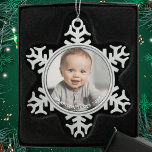Adorno De Peltre Tipo Copo De Nieve Personalización de la foto del bebé de Keepsake<br><div class="desc">Añada la fotografía,  el nombre y el año del bebé de su hijo al personalizar de este adorno para un regalo único y hermoso para la familia. ¡A los abuelos les encantará este conservador especial! ¡Fácil de personalizar y listo para regalar!</div>