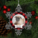 Adorno De Peltre Tipo Copo De Nieve Personalizado de Buffalo Rojo Mascota Perro Cachor<br><div class="desc">Personalice este diseño festivo de adornos rojos y búfalos negros de mantas rojas con una foto de su perro cachorro con su nombre en la placa de monograma del perro. Un gran regalo para los amantes del perro, para celebrar la primera Navidad de un cachorro o para apreciar la memoria...</div>