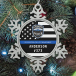 Adorno De Peltre Tipo Copo De Nieve Personalizado del Departamento de Policía Logotipo<br><div class="desc">Delgado Departamento de Policía de la Línea Azul Ornamento de Navidad - Bandera estadounidense con colores de bandera policial, diseño moderno negro y azul. Personalizar con el logo de su departamento, y personalizar con el nombre y número de placa de los oficiales de policía. Este adorno personalizado para la aplicación...</div>