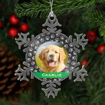 Adorno De Peltre Tipo Copo De Nieve Pintura de Mascota plateado imprime el nombre del<br><div class="desc">Este elegante adorno de vacaciones personalizados puede ser personalizado con una linda foto de su perro mascota (o gato) y su nombre de pila. Incluye un suave color de fondo negro con una banda de monograma verde y un patrón de huellas de pata plateada. ¡Hace un regalo único para los...</div>