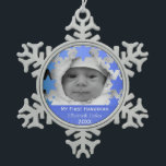 Adorno De Peltre Tipo Copo De Nieve Primer Jánuca personalizado<br><div class="desc">¡Jánuca feliz! La estrella de David y Menorah diseñan el ornamento de Jánuca con año,  nombre del bebé,  y la foto personalizados. ¡La de manera perfecta de conmemorar un nuevo paquete del primer día de fiesta de la alegría! ¡Hace un gran regalo!</div>