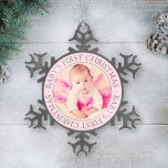 Adorno De Peltre Tipo Copo De Nieve Primera foto de niña Personalizado rosa luz de Nav<br><div class="desc">Personalice este elegante primer adorno de Navidad con una foto de su bebé. Un borde redondo rosa claro y gris ocre con el texto "Primera Navidad del bebé" enmarca la foto de su bebé recién nacido.</div>