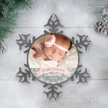 Adorno De Peltre Tipo Copo De Nieve Primera foto de Rubor de bebé rosa<br><div class="desc">La pancarta "Mi primera Navidad" y el diseño de la foto de copos de nieve en la frontera se pueden personalizar con el nombre de la bebé y el año de nacimiento. Incluye una segunda foto en la parte posterior. Color rosa claro,  gris y blanco.</div>