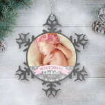 Adorno De Peltre Tipo Copo De Nieve Primera foto de una niña rosa con luz de Navidad<br><div class="desc">La pancarta "Mi primera Navidad" y el diseño de la foto de copos de nieve en la frontera se pueden personalizar con el nombre de la bebé y el año de nacimiento. Incluye una segunda foto en la parte posterior. Color rosa claro,  gris y blanco.</div>