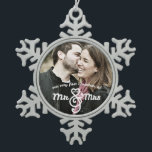 Adorno De Peltre Tipo Copo De Nieve Primera Navidad como Sr. y Sra. Keepsake Ornament<br><div class="desc">Una encantadora manera de celebrar tu primera Navidad como marido y mujer. El diseño de la tipografía dice: "Nuestra primera Navidad como Sr. y Sra." y se personaliza con el año. Hace un regalo encantador para los recién casados en tu lista.</div>