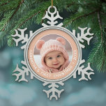 Adorno De Peltre Tipo Copo De Nieve Primera Navidad del bebé - Chica simple de coral<br><div class="desc">Añada una imagen a este adorable adorno de vacaciones - perfecto para niñas. Un sencillo borde rosa de coral claro hace de tu árbol un adorno memorable. Una moderna letra mínima para el año con un lugar para subir una foto cuadrada.</div>