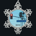 Adorno De Peltre Tipo Copo De Nieve Recuerdo del Rótulo el | California de la<br><div class="desc">El ornamento personalizado del árbol de navidad de la carretera 1 del recuerdo tiene demostraciones de la escena de los E.E.U.U. California la muestra infame de la carretera 1 de la Costa del Pacífico en Huntington Beach al lado de un semáforo rojo de la parada contra un cielo de la...</div>