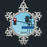 Adorno De Peltre Tipo Copo De Nieve Recuerdo del Rótulo el | California de la<br><div class="desc">El ornamento personalizado del árbol de navidad de la carretera 1 del recuerdo tiene demostraciones de la escena de los E.E.U.U. California la muestra infame de la carretera 1 de la Costa del Pacífico en Huntington Beach al lado de un semáforo rojo de la parada contra un cielo de la...</div>