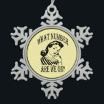 Adorno De Peltre Tipo Copo De Nieve Retro Funny Bunco Player<br><div class="desc">Este divertido ornamento de Bunco es seguro que será un éxito en su próximo juego de Bunco o intercambio de regalos de Bunco. El maravilloso reproductor de Bunco de estilo retro se está preguntando a sí mismo "¿En qué número estamos?" ¿Cuántas veces en un juego de Bunco tienes que hacer...</div>