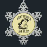Adorno De Peltre Tipo Copo De Nieve Retro Funny Bunco Player<br><div class="desc">Este divertido ornamento de Bunco es seguro que será un éxito en su próximo juego de Bunco o intercambio de regalos de Bunco. El maravilloso reproductor de Bunco de estilo retro se está preguntando a sí mismo "¿En qué número estamos?" ¿Cuántas veces en un juego de Bunco tienes que hacer...</div>