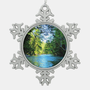 Adorno De Peltre Tipo Copo De Nieve Río azul brillante bajo árboles verdes en Washingt